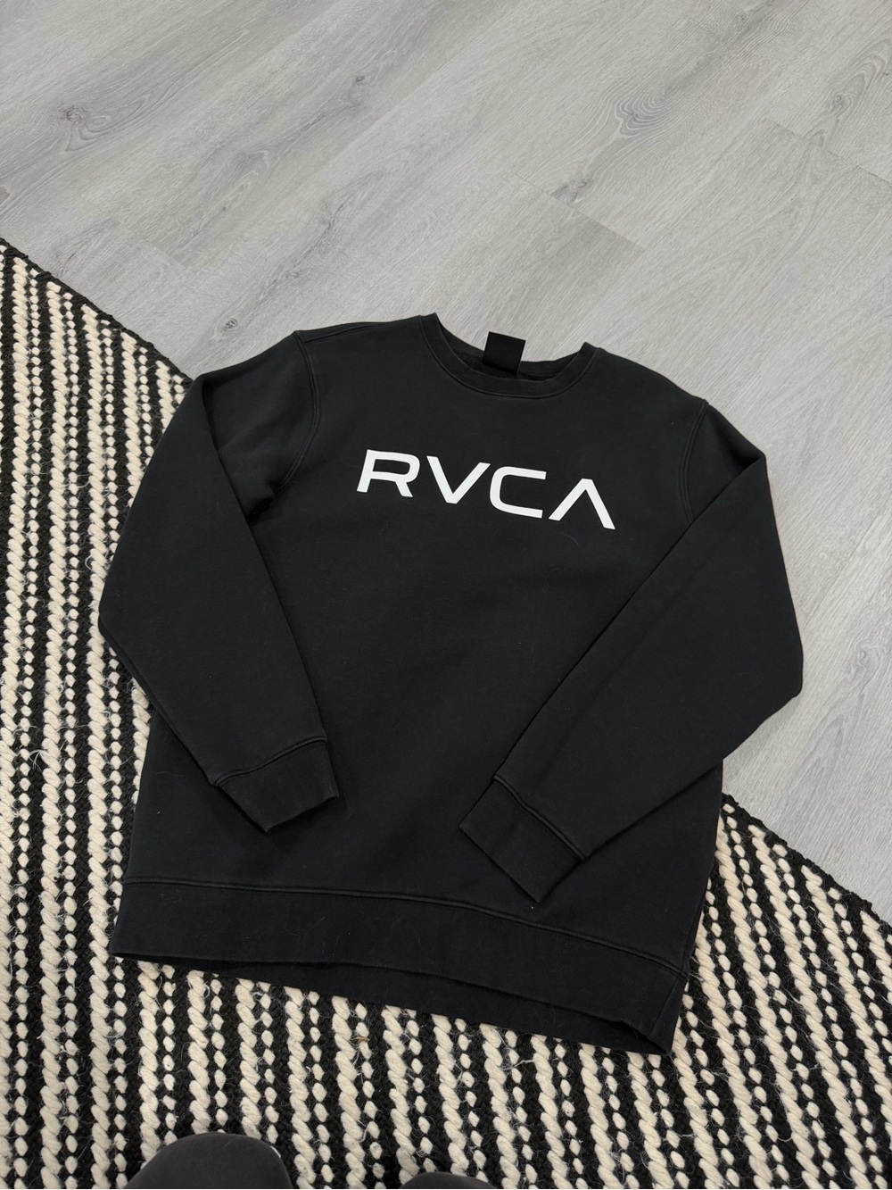 Boys Youth black RVCA sweatshirt / crewneck size XL